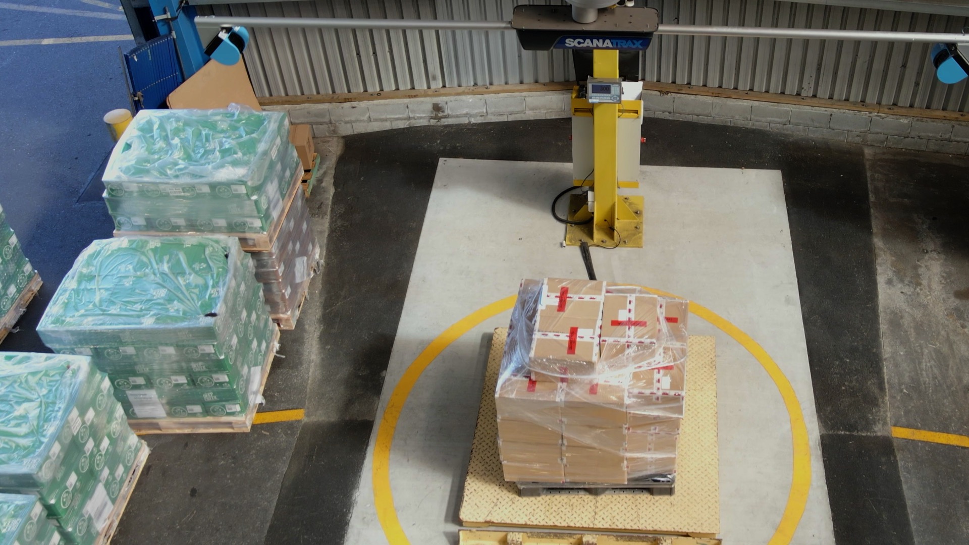 Scanatrax-image-1-topdown Top-down view of Scanatrax static dimensioning system scanning palletised freight