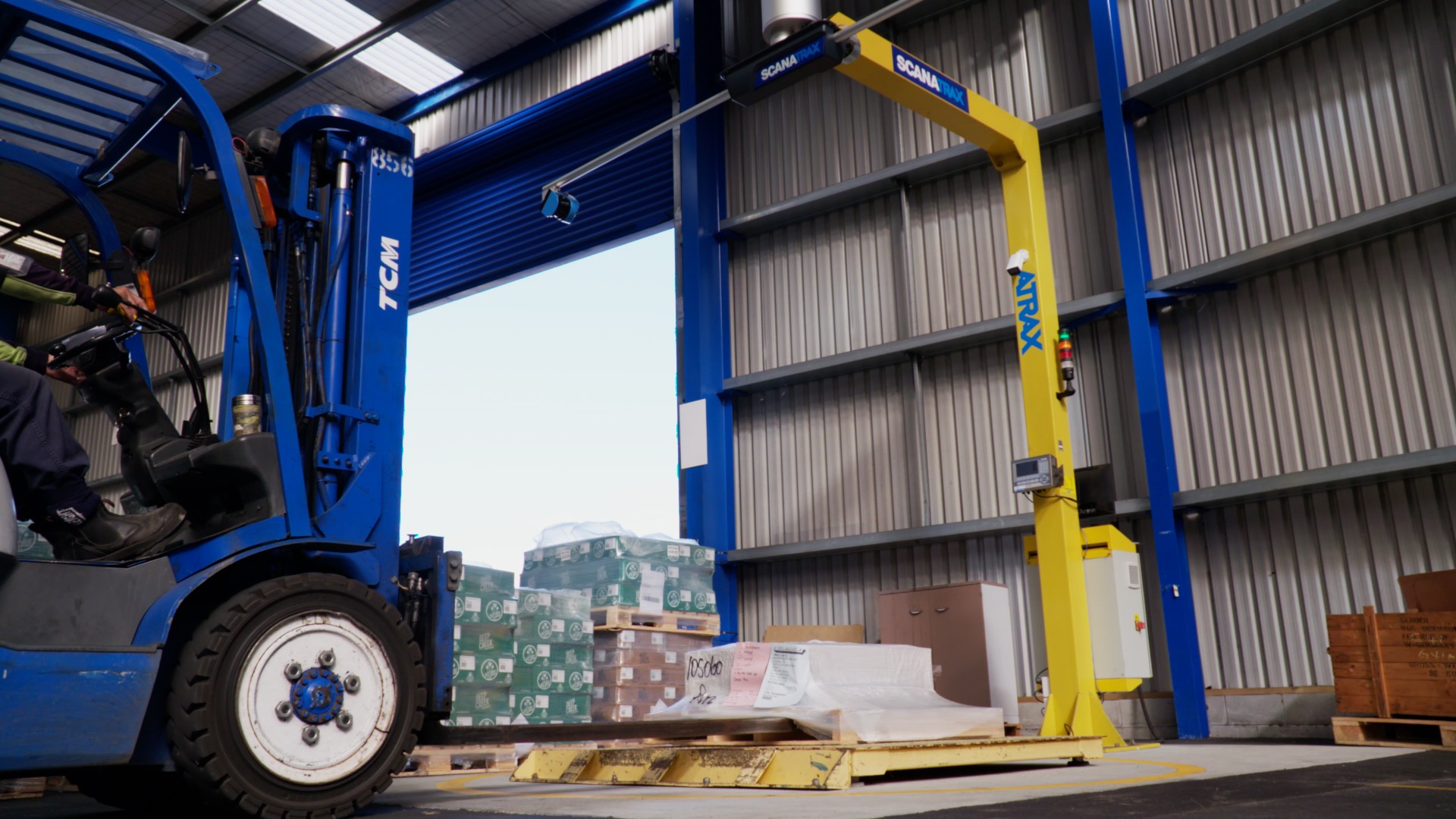 Scanatrax-image-3-front-forklift Forklift approaching Scanatrax dimensioning system installed in warehouse